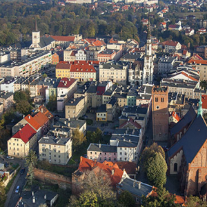 Zabkowice Slaskie, Stare miasto z kosciolem sw. Anny i Krzywa Wieza. EU, PL, Dolnoslaskie. Lotnicze.